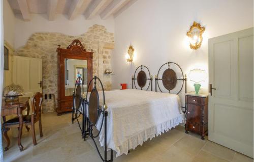Postel nebo postele na pokoji v ubytování 4 Bedroom Stunning Home In Palazzolo Acreide