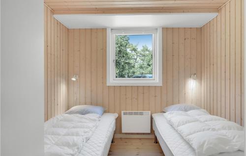 Vester SømarkenにあるBeautiful Home In Nex With 3 Bedrooms, Sauna And Wifiの窓付きの部屋 ベッド2台