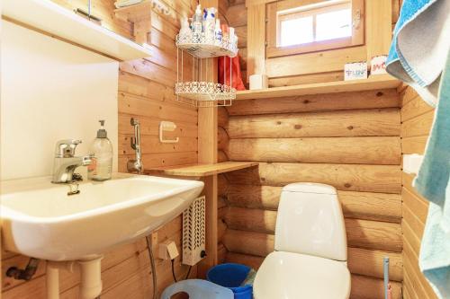 een badkamer met een wastafel en een toilet bij Villa Blue beach / Siniranta in Parkano