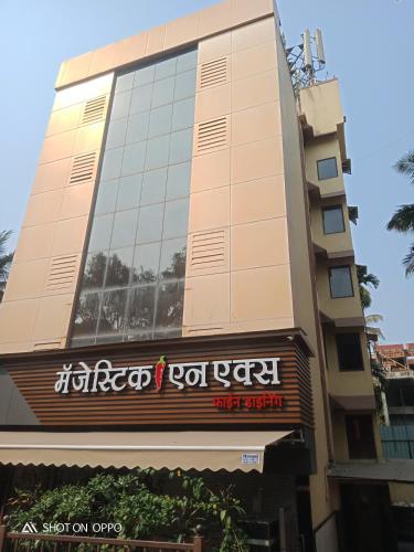 Un edificio alto con un cartel. en VALA JANU HOTELS PVT LTD, en Bombay