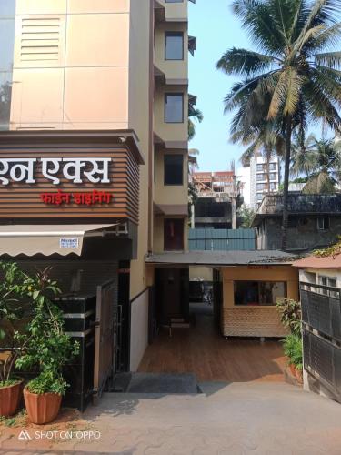 vistas a la entrada de un edificio en VALA JANU HOTELS PVT LTD, en Bombay