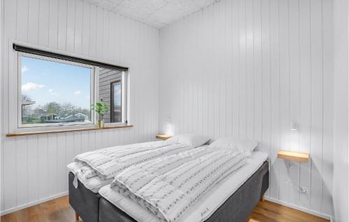 Säng eller sängar i ett rum på Lovely Home In Lgstrup With Wifi
