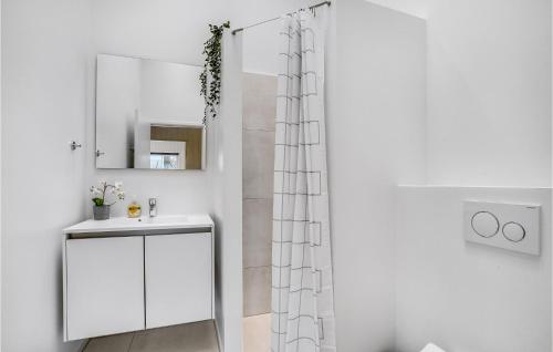 Ett badrum på Lovely Home In Lgstrup With Wifi