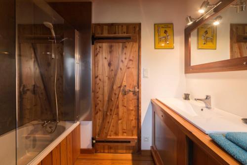 a bathroom with a tub and a sink and a shower at MAISON YUKTI - Magnifique maison de charme proche plage in Lampaul-Ploudalmézeau
