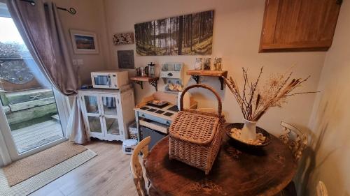 une petite cuisine avec une table en bois et une table sidx sidx sidx dans l'établissement The Orchards Guest Suite, à Willand