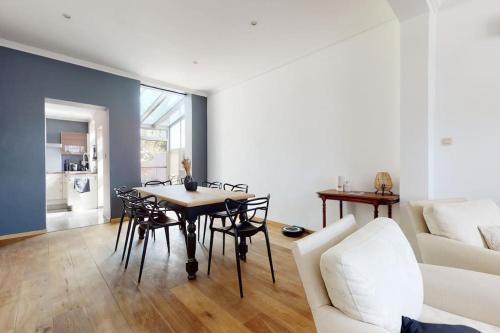 Beautiful house in Mons-SHAPE-G00gle في Nimy: غرفة معيشة مع طاولة وأريكة بيضاء