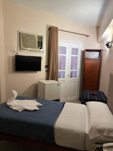 Postel nebo postele na pokoji v ubytování Anglo Hotel