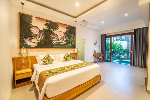 een slaapkamer met een groot bed en een groot schilderij aan de muur bij Alam Jepun Villa in Legian