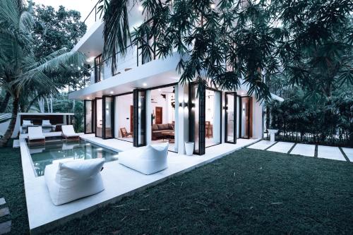 una vista exterior de una casa con piscina en Terra Villas, en Ahangama