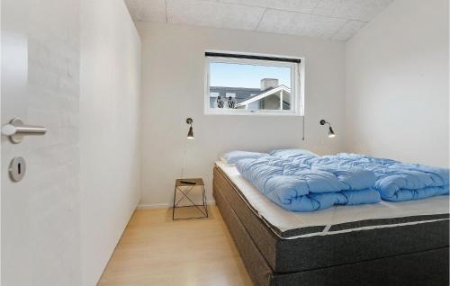 Postel nebo postele na pokoji v ubytování 3 Bedroom Cozy Home In Lkken