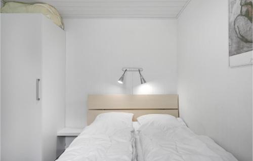グドイェムにあるAwesome Home In Gudhjem With 2 Bedrooms And Wifiの白いベッドルーム(白いシーツ付きのベッド1台付)