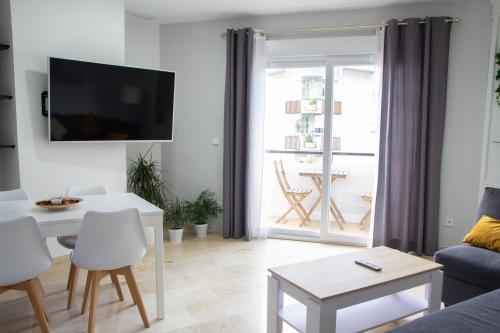 uma sala de estar com um sofá e uma mesa em Villa Infante em Huelva