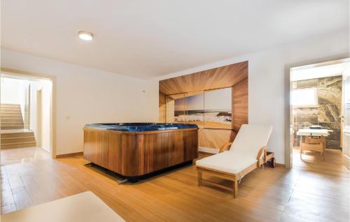 uma grande sala de estar com uma banheira no meio em Lovely Home In Glavina Donja With Wifi em Donja Glavina