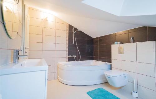 uma casa de banho com um WC branco e um lavatório. em Lovely Home In Glavina Donja With Wifi em Donja Glavina