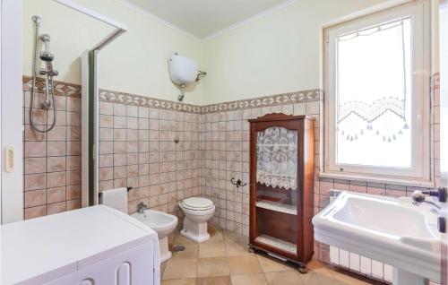 オリアストロ・チレントにあるBeautiful Home In Agropoli Sa With House Sea Viewのバスルーム(トイレ、洗面台、バスタブ付)