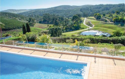 Piscina de la sau aproape de Gorgeous Home In Budens