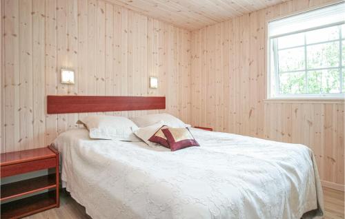 Bøtø ByにあるNice Home In Idestrup With 9 Bedrooms, Sauna And Wifiのベッドルーム(ベッド1台、窓付)