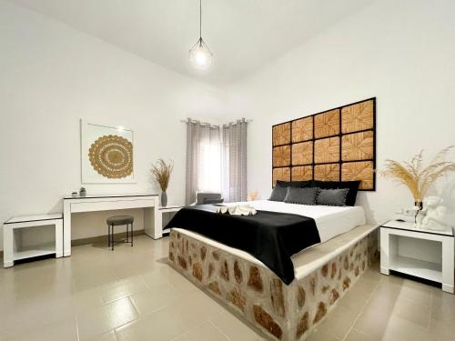 een slaapkamer met een groot bed en 2 tafels bij LA Casa Di Lusso Grande Casa -Adults Only in Kolimbia
