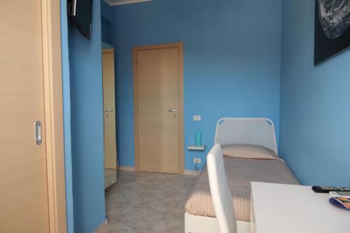 a hospital bed in a room with blue walls at Kosmos in Siracusa