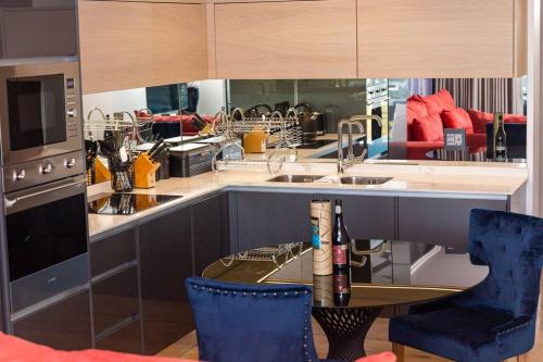 Kuchyň nebo kuchyňský kout v ubytování Upmarket Executive Luxury Apartment