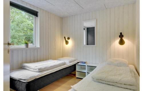 una camera con due letti e una finestra di 8 Bedroom Lovely Home In Frederiksvrk a Frederiksværk