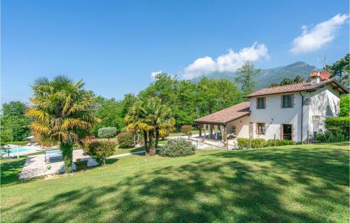 una casa con un gran patio con piscina en Le Silerchie, en Camaiore