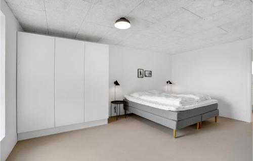 een slaapkamer met een bed in een witte kamer bij Amazing Home In Sjlund With Kitchen in Sjølund