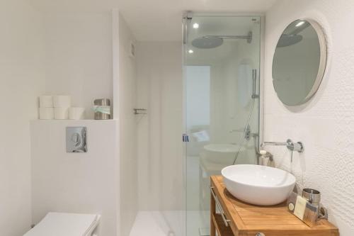 une salle de bain blanche avec un lavabo et un miroir dans l'établissement Charming studio mezzanine w/ large terrace - Nice, à Nice