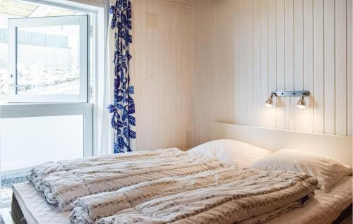 Cama en habitación con ventana en Lovely Home In Skibby With Wifi, en Skibby