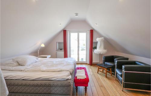 布朗特韋克斯的住宿－Stunning Home In Brantevik With Indoor Swimming Pool，卧室配有床、椅子和窗户。