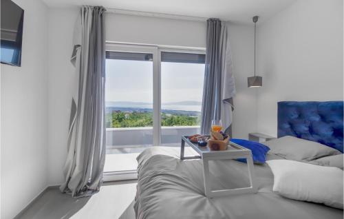 1 dormitorio con cama y ventana grande en Pet Friendly Home In Smrika With Kitchen, en Šmrika