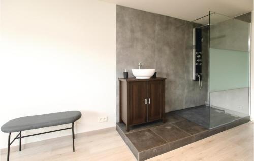 een badkamer met een wastafel, een bank en een douche bij 4 Bedroom Awesome Home In Brugge in Brugge