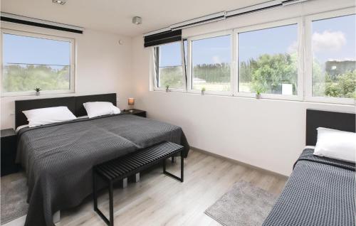 1 dormitorio con 2 camas y 2 ventanas en Amazing Home In Brugge With 4 Bedrooms And Wifi, en Brujas