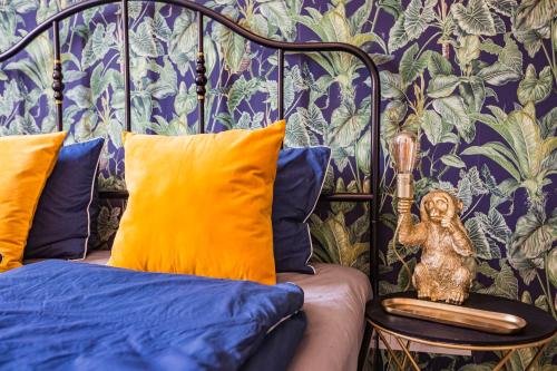 ein Schlafzimmer mit einem Bett und einer Wand mit Pflanzen in der Unterkunft Stylish Oasis Central Apartment with AC and Parking in Budapest