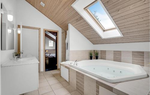Ένα μπάνιο στο Beautiful Home In Væggerløse With Wifi