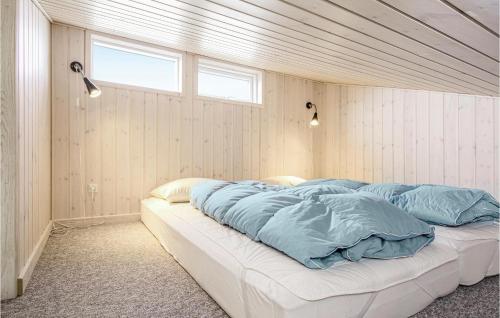 ロッケンにあるNice Home In Lkken With 4 Bedrooms, Sauna And Wifiのベッドルーム1室(青いシーツが置かれたベッド1台付)