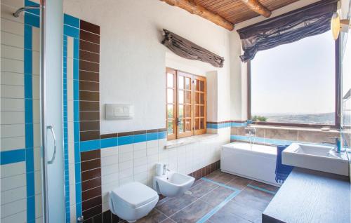 bagno con servizi igienici, lavandino e finestra di Villa Rufolo a Contursi