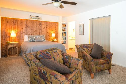 1 dormitorio con 1 cama, 1 sofá y 1 silla en Explorer's Retreat, en Taos