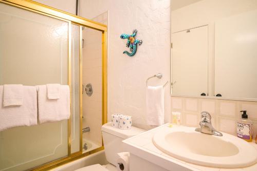 een badkamer met een wastafel, een toilet en een douche bij Explorer's Retreat in Taos
