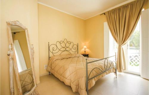 ヴァッロ・デッラ・ルカーニアにあるVilla Don Agostinoのベッドルーム1室(ベッド1台、鏡、窓付)