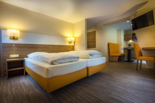 a hotel room with two beds and a table at Kulinarium an der Glems in Stuttgart