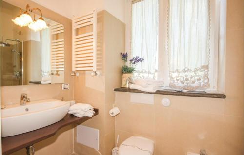 y baño con lavabo, aseo y espejo. en Villa Don Agostino, en Vallo della Lucania