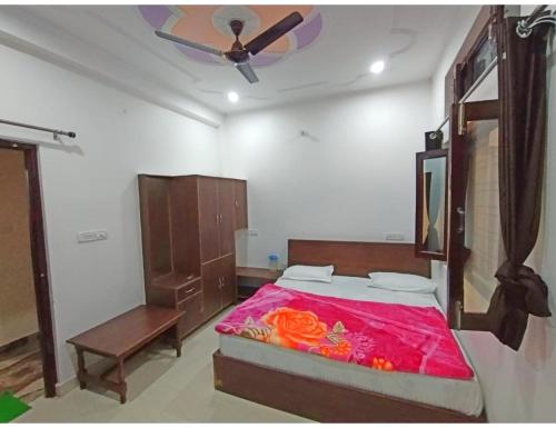 Ліжко або ліжка в номері Hotel Tapovan Ganga view, Uttarkashi