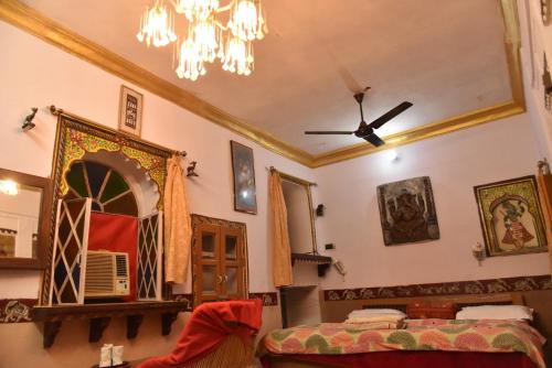 Schlafzimmer mit einem Bett, einem Spiegel und einer Decke in der Unterkunft Kasera Paradise in Bundi