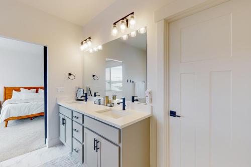 Postel nebo postele na pokoji v ubytování Butler Creek Retreat