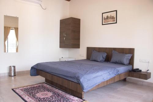 1 dormitorio con 1 cama grande en una habitación en Sk Resort en Alibaug