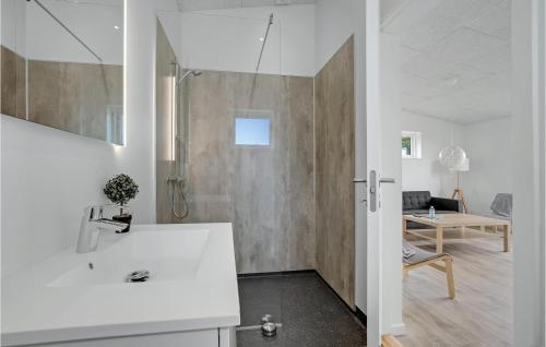 4 Bedroom Gorgeous Home In Lgstrup في Løgstrup: حمام أبيض مع دش ومغسلة