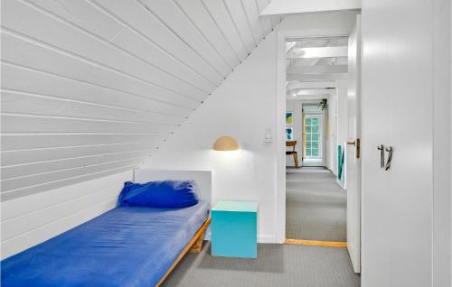 BrovstにあるPee Klims Husの青いベッドと廊下が備わる客室です。