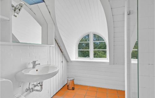 BrovstにあるPee Klims Husの白いバスルーム(シンク、窓付)