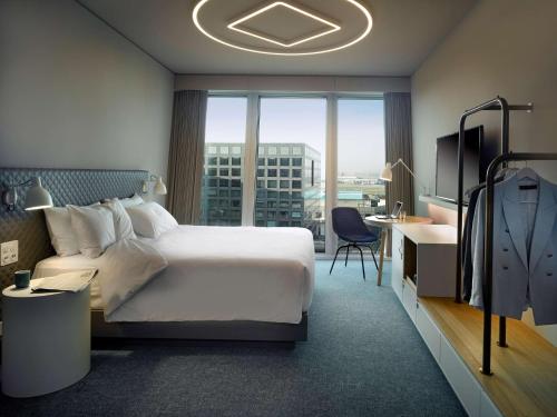 Postel nebo postele na pokoji v ubytování Hyatt Place Zurich Airport the Circle